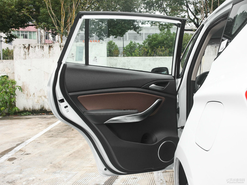 流光白宋車廂內(nèi)飾圖片