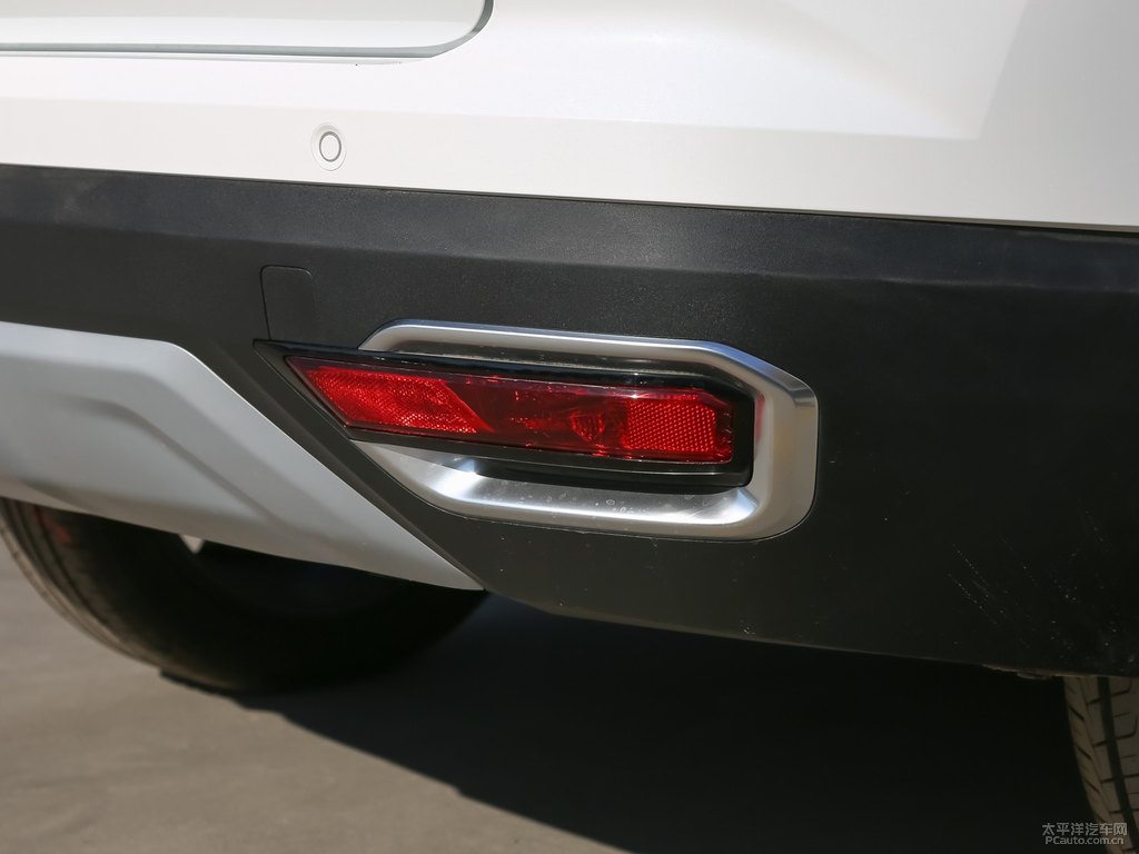 閃光冰晶白長(zhǎng)安CS35PLUS車尾外觀圖片