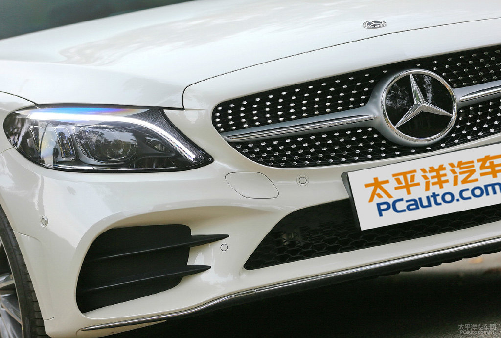 北極白奔馳C級(jí)車頭外觀圖片