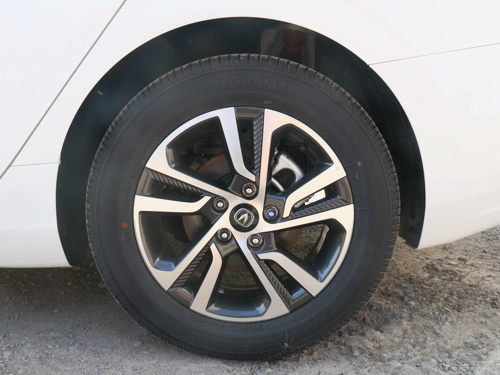 閃光冰晶白逸動(dòng)車身外觀圖片