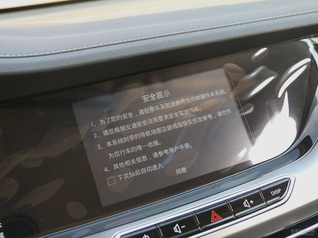 閃光冰晶白逸動中控內(nèi)飾圖片