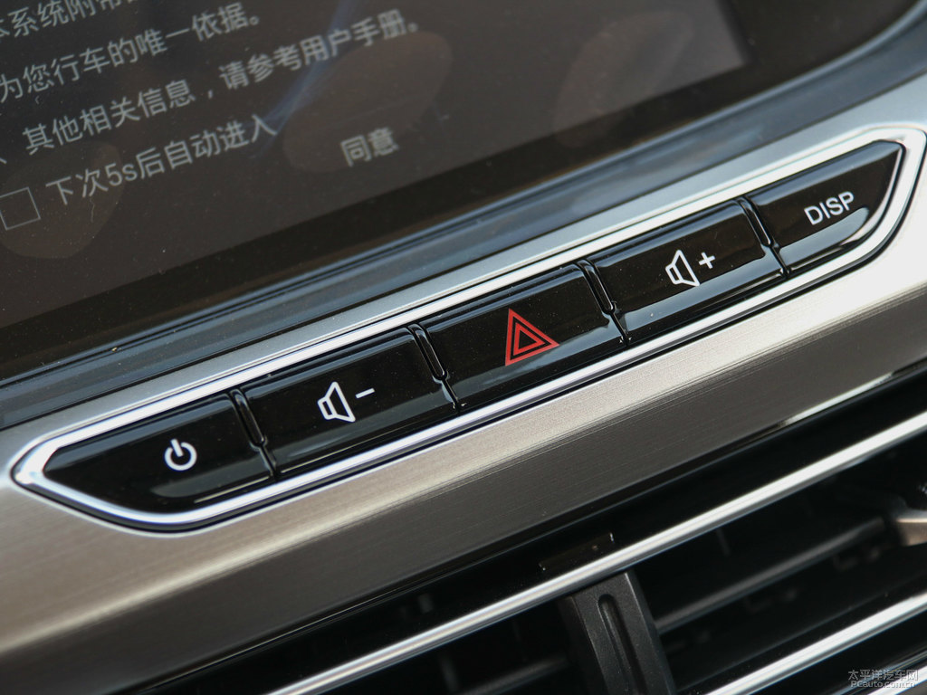 閃光冰晶白逸動中控內(nèi)飾圖片