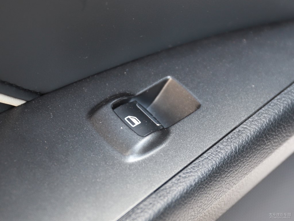 鉑鉆白蒙迪歐車廂內(nèi)飾圖片