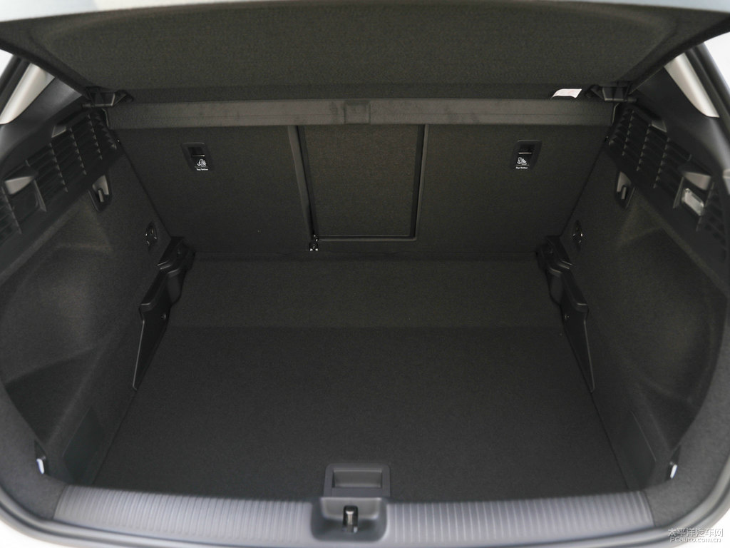 冰川白奧迪Q2L后備廂空間圖片