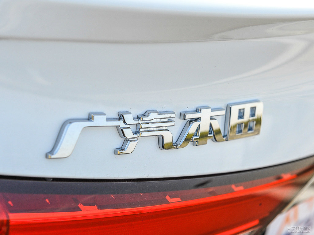 塔夫綢白凌派車尾外觀圖片
