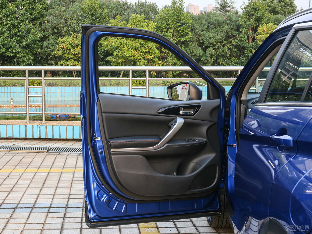 水晶藍(lán)奕歌車(chē)廂內(nèi)飾圖片