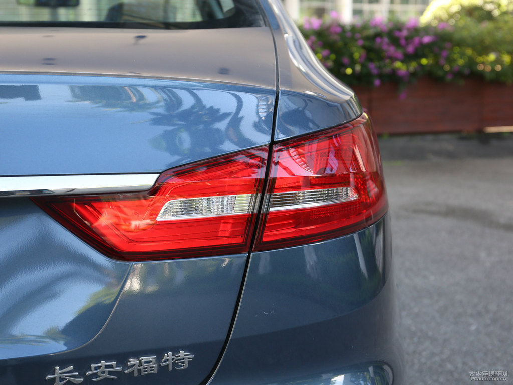 星河藍(lán)福睿斯車尾外觀圖片