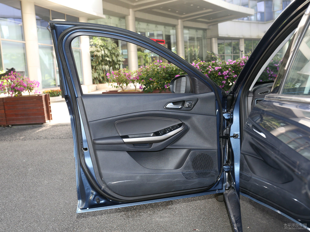 星河藍(lán)福睿斯車廂內(nèi)飾圖片