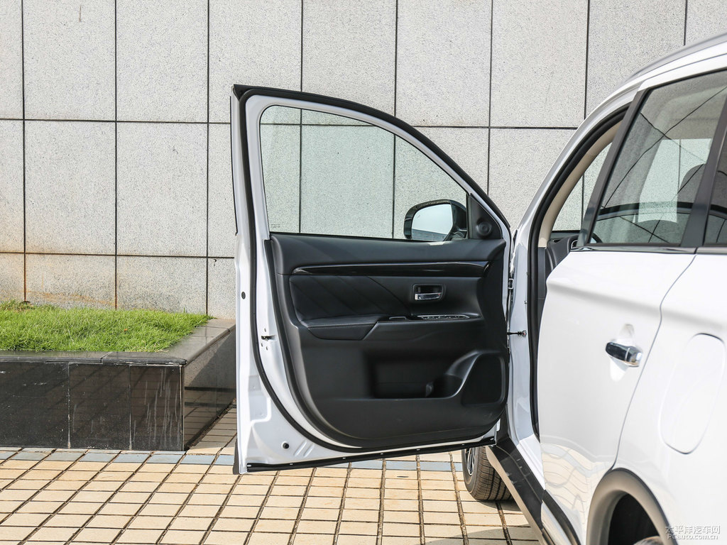 珍珠白歐藍(lán)德車(chē)廂內(nèi)飾圖片
