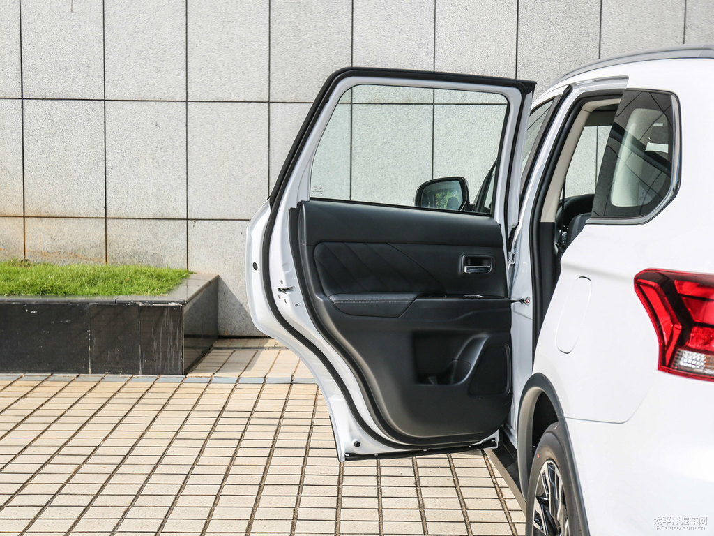 珍珠白歐藍德車廂內(nèi)飾圖片