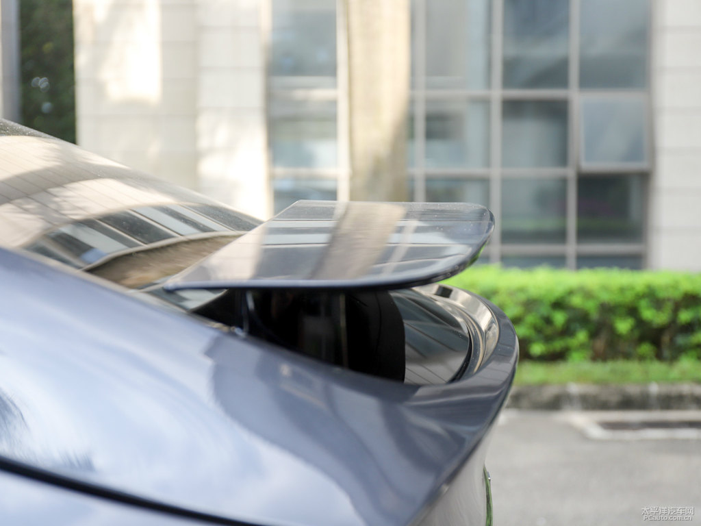 冷光銀Model X車身外觀圖片