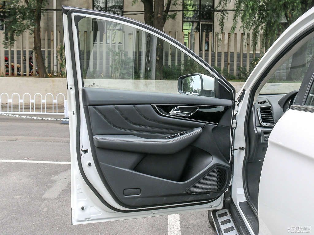 珍珠白東風風神AX7車廂內飾圖片
