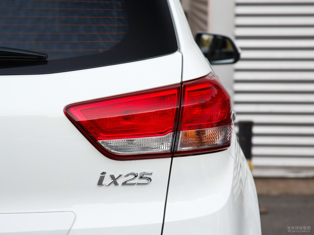 優(yōu)雅白北京現(xiàn)代ix25車尾外觀圖片