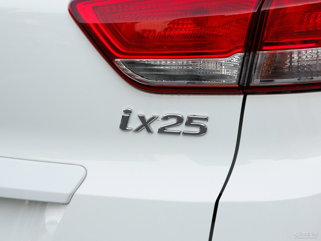 優(yōu)雅白北京現(xiàn)代ix25車尾外觀圖片