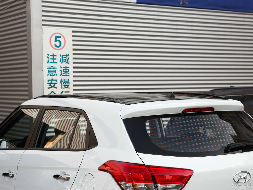 優(yōu)雅白北京現(xiàn)代ix25車身外觀圖片