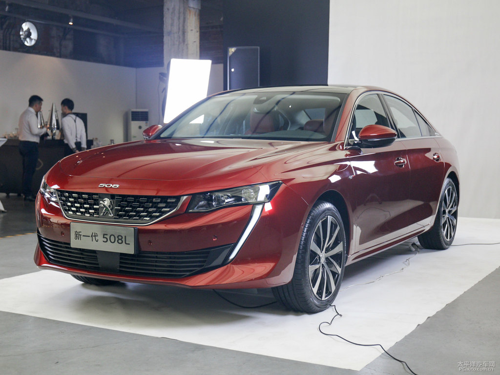 烈火紅標致508整車外觀外觀圖片