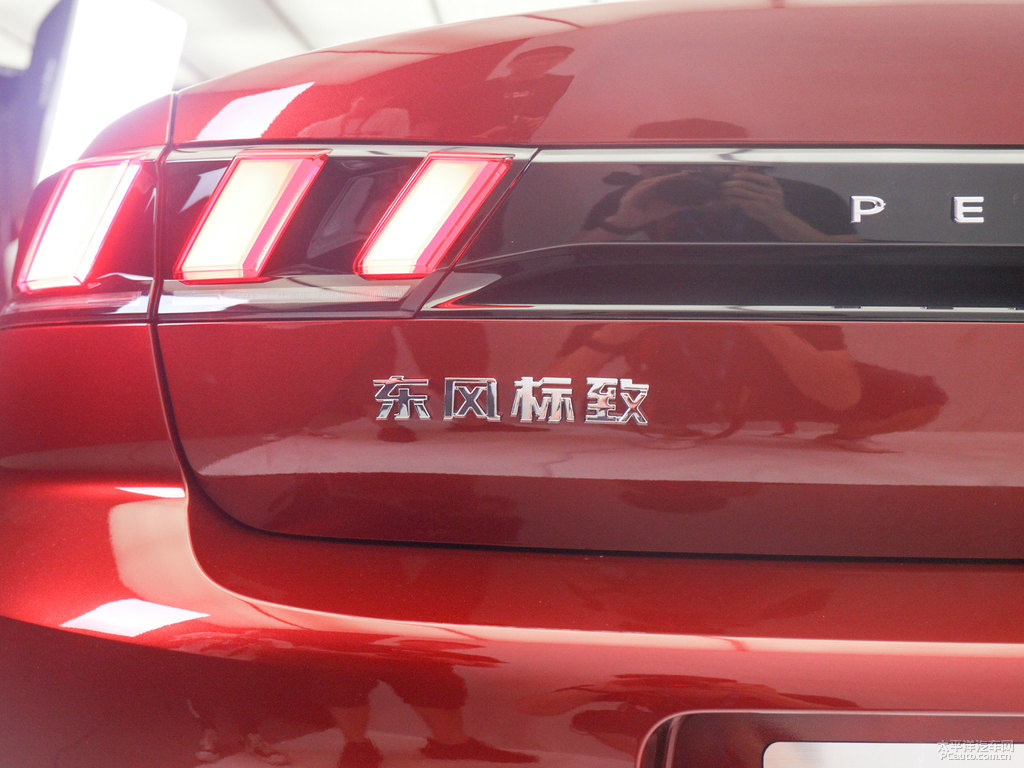 烈火紅標致508車尾外觀圖片