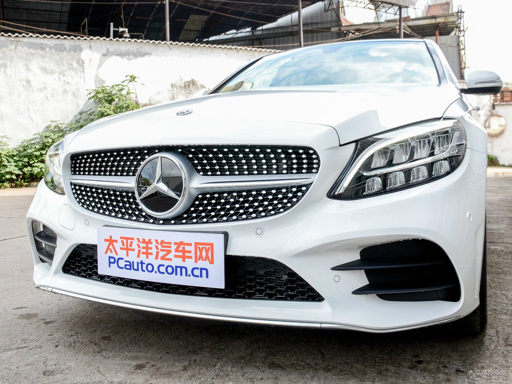 北極白奔馳C級(jí)車頭外觀圖片