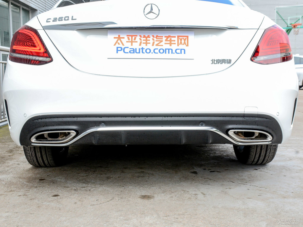北極白奔馳C級(jí)車尾外觀圖片