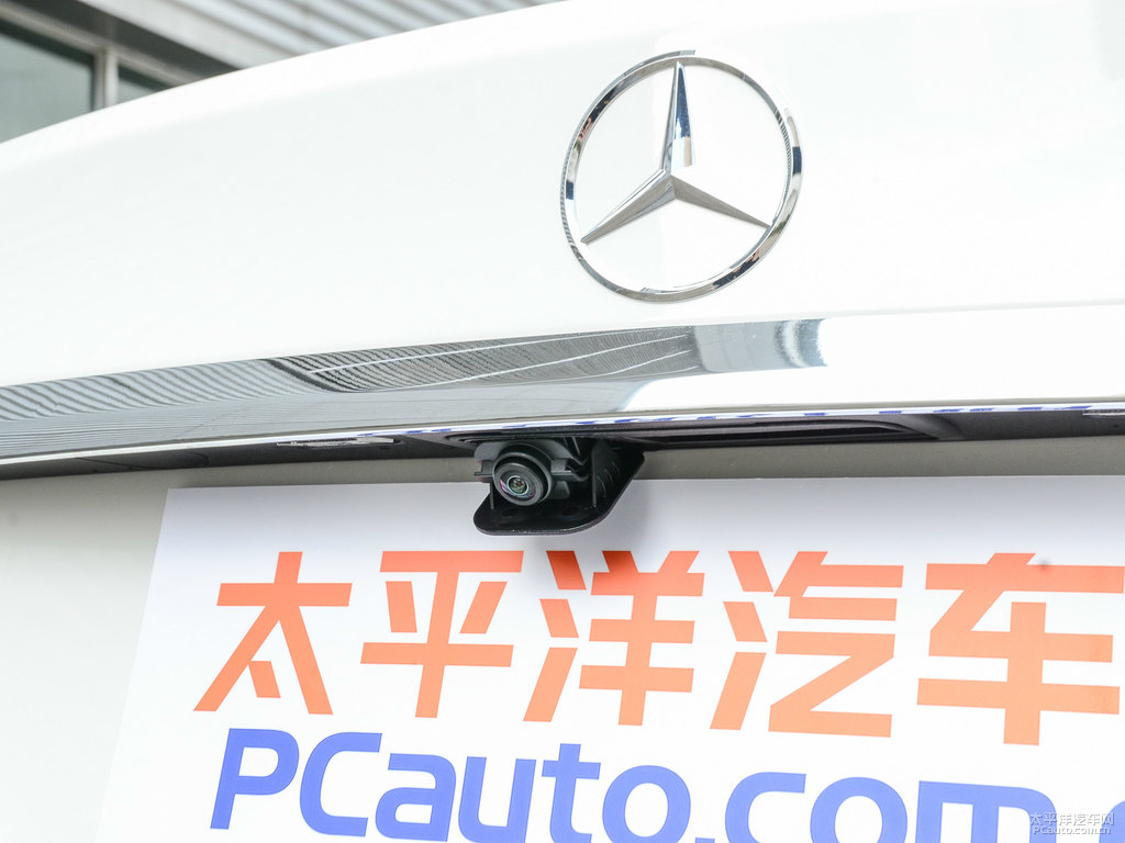北極白奔馳C級(jí)車尾外觀圖片