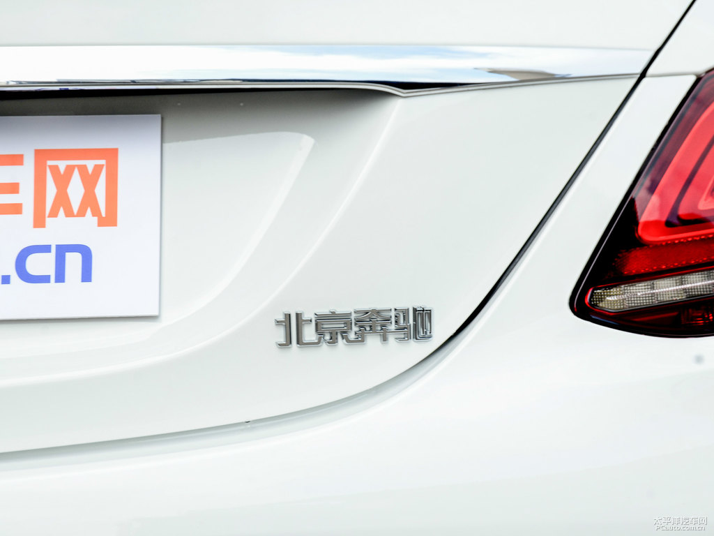 北極白奔馳C級車尾外觀圖片