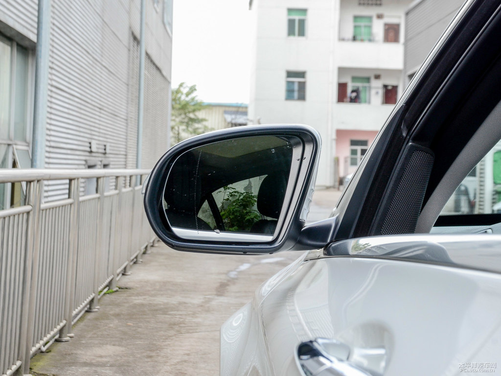 北極白奔馳C級車身外觀圖片