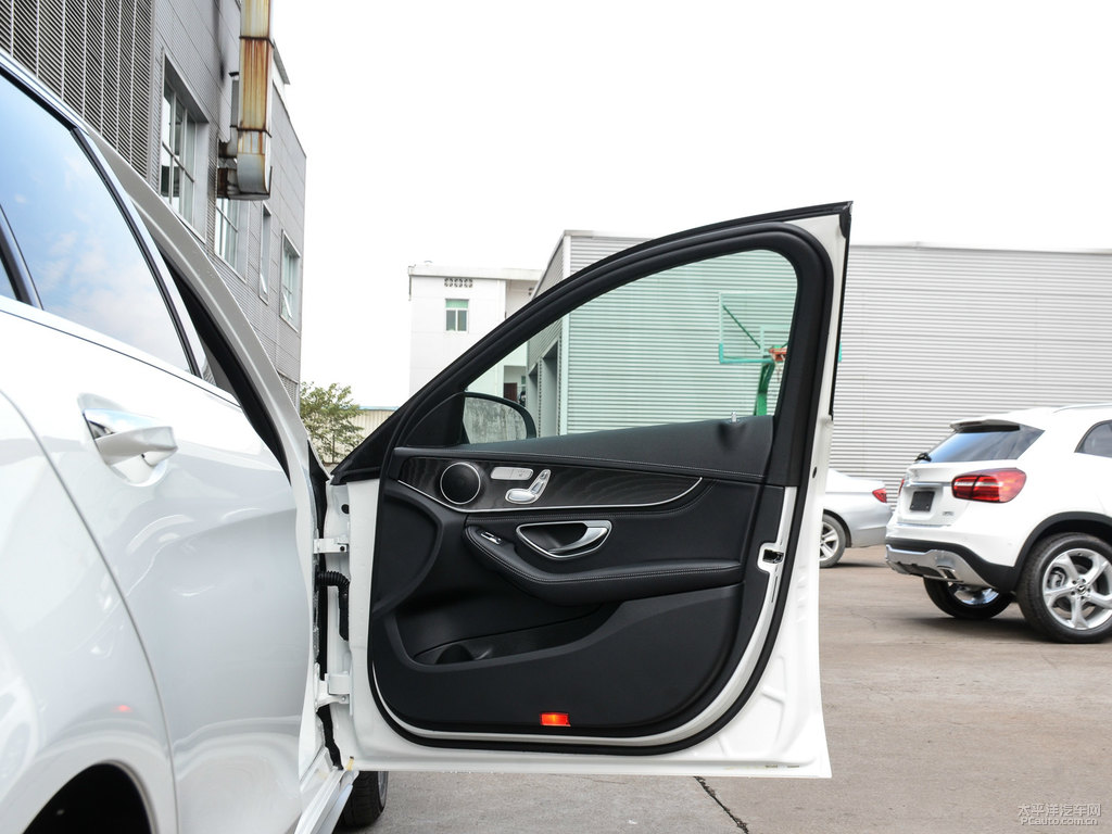 北極白奔馳C級(jí)車廂內(nèi)飾圖片