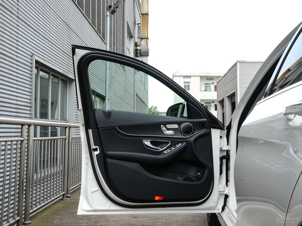 北極白奔馳C級車廂內(nèi)飾圖片