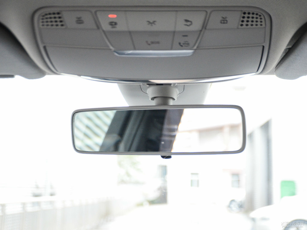 北極白奔馳C級車廂內(nèi)飾圖片