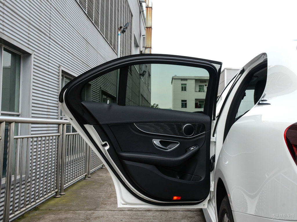 北極白奔馳C級車廂內(nèi)飾圖片