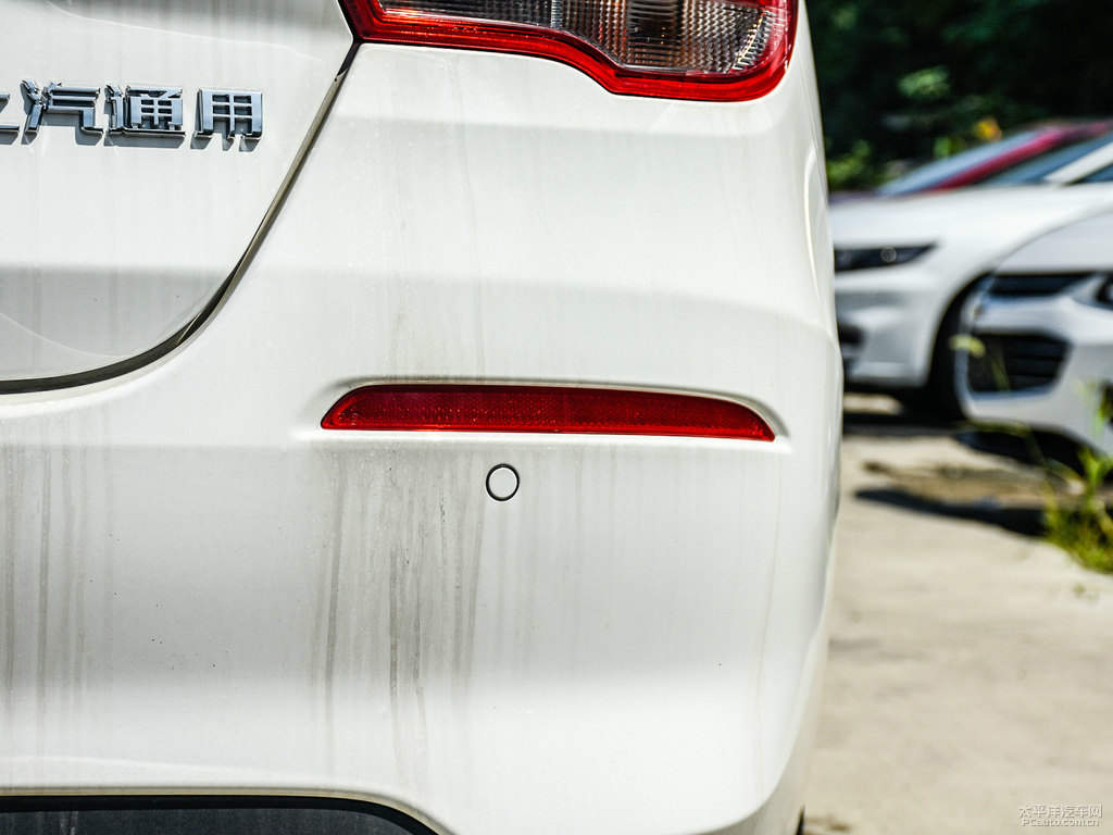 珍珠白科沃茲車尾外觀圖片