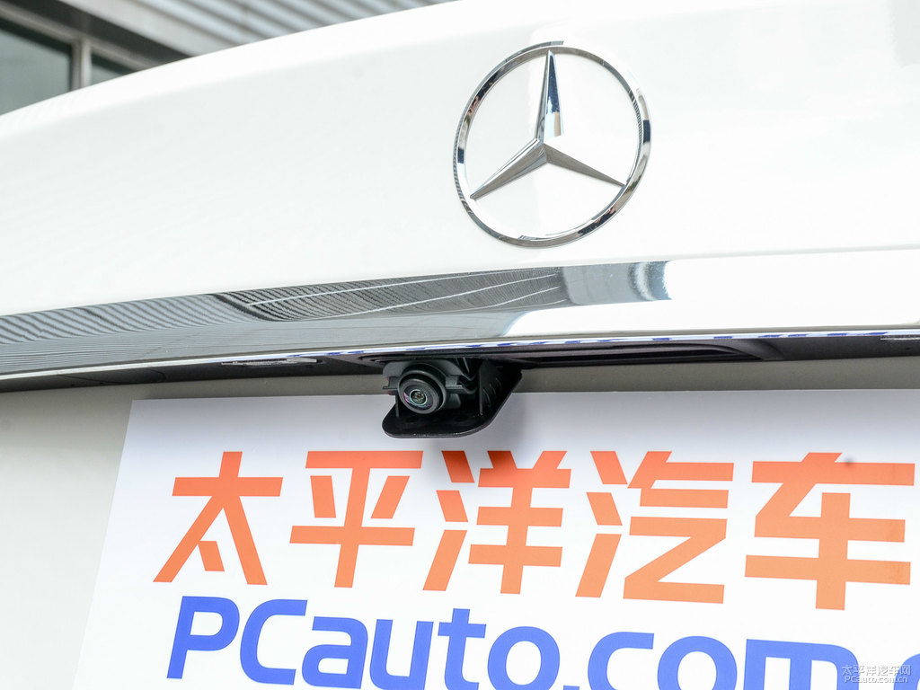 北極白奔馳C級(jí)車尾外觀圖片