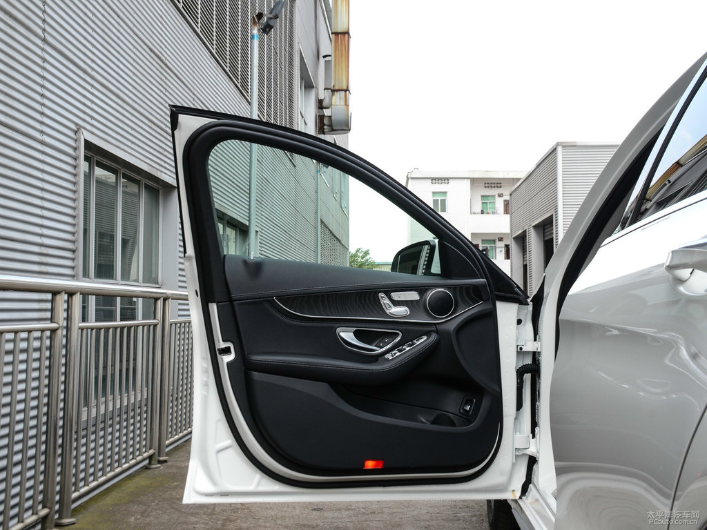 北極白奔馳C級車廂內(nèi)飾圖片