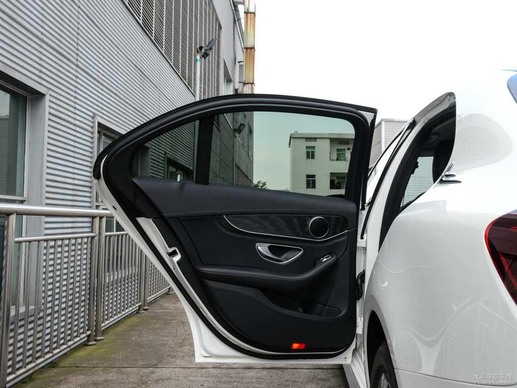 北極白奔馳C級(jí)車廂內(nèi)飾圖片