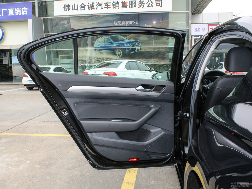 幻影黑邁騰車廂內(nèi)飾圖片