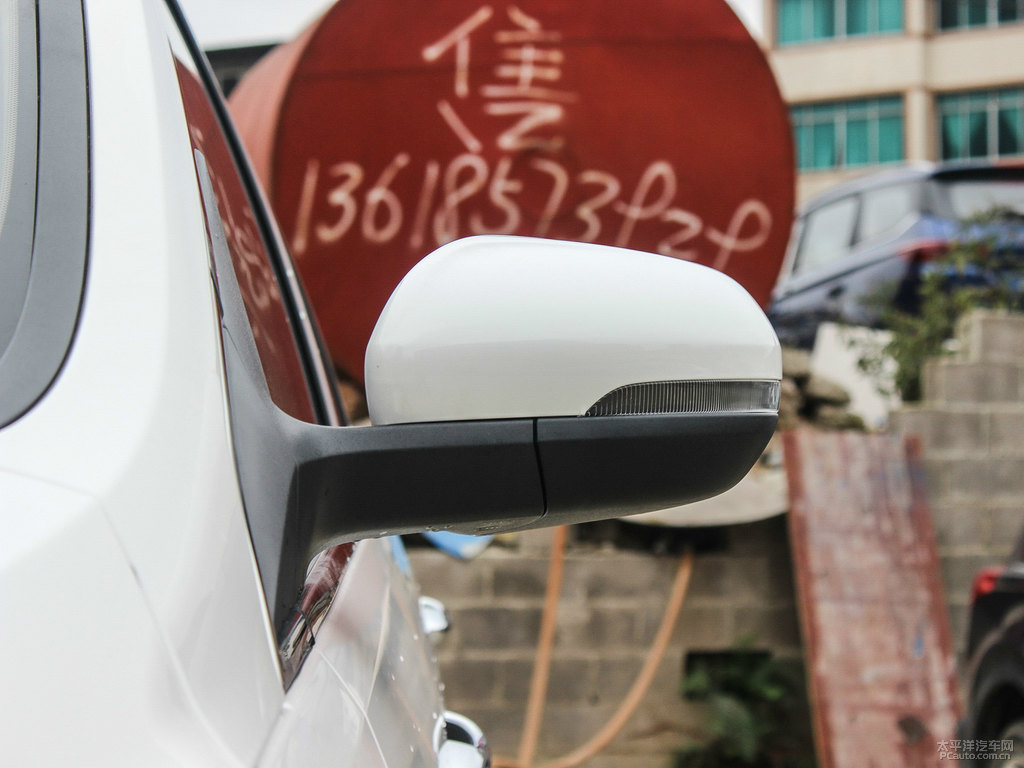 糖果白寶駿730車身外觀圖片