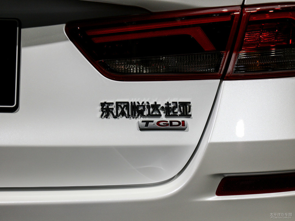 珍珠白起亞K5凱酷車尾外觀圖片