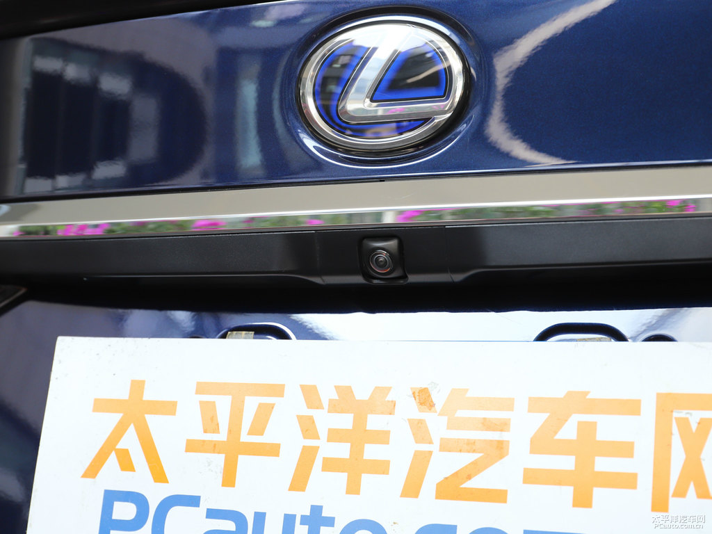 寶石藍雷克薩斯ES車尾外觀圖片
