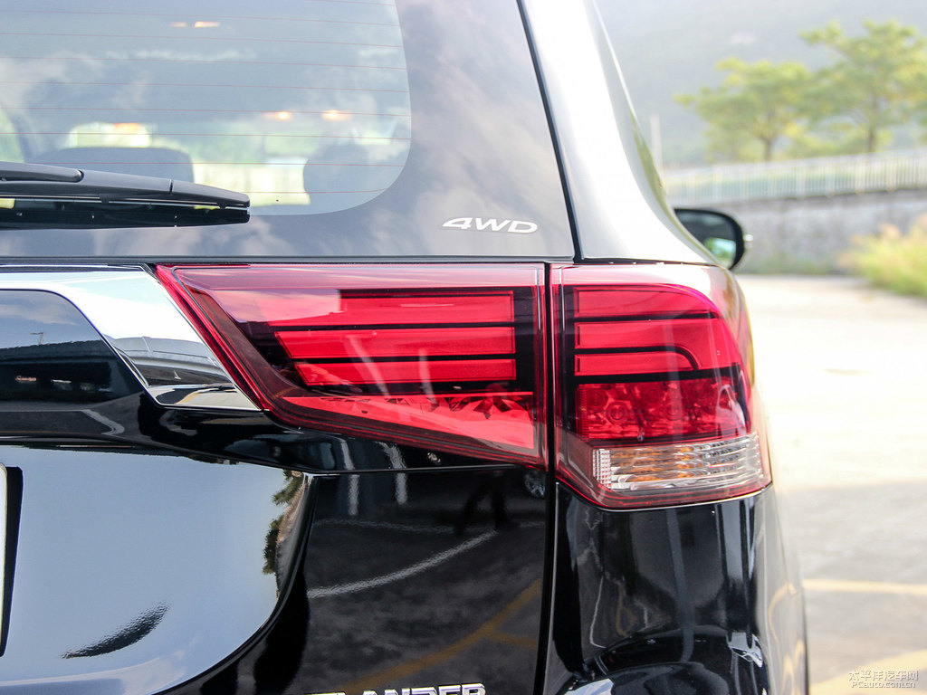 珍珠黑歐藍(lán)德車尾外觀圖片