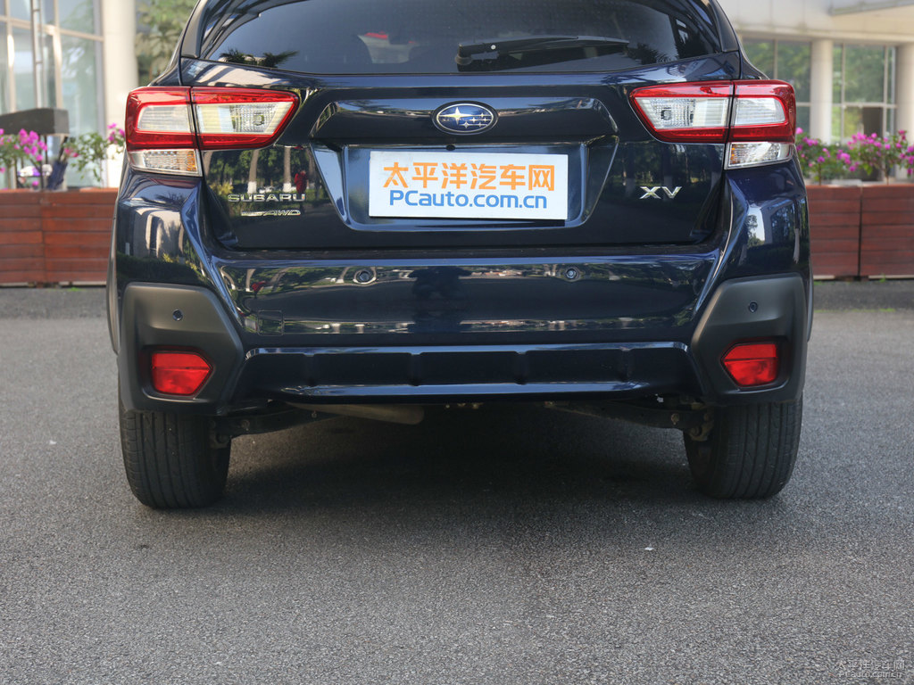 午夜珠光藍(lán)斯巴魯XV車尾外觀圖片