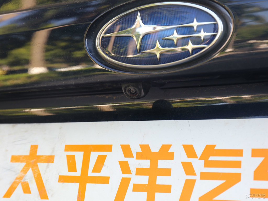 午夜珠光藍斯巴魯XV車尾外觀圖片
