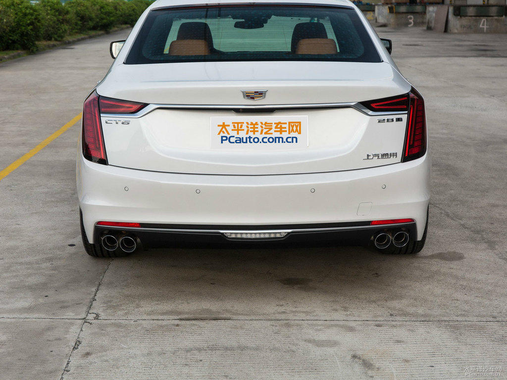 鉆白凱迪拉克CT6車尾外觀圖片