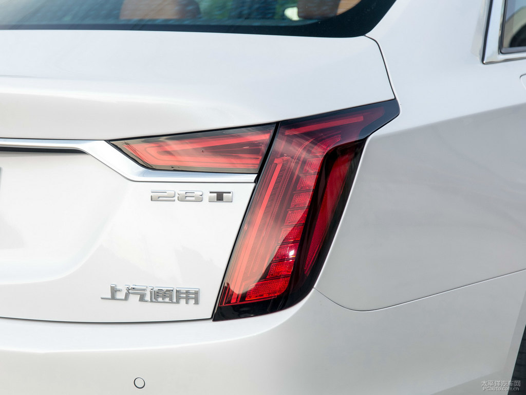 鉆白凱迪拉克CT6車尾外觀圖片