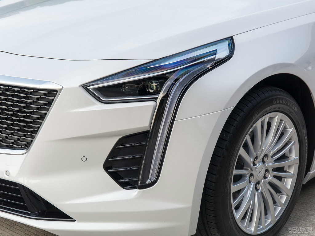 鉆白凱迪拉克CT6車頭外觀圖片