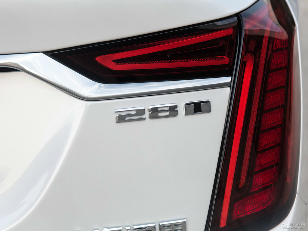 鉆白凱迪拉克CT6車(chē)尾外觀圖片
