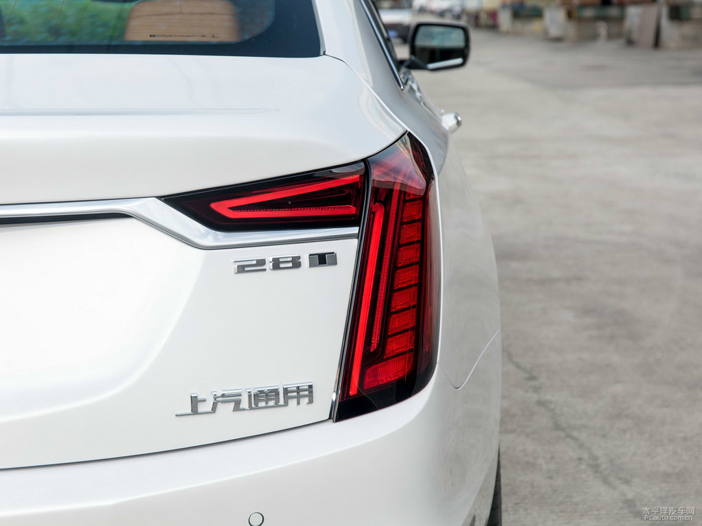 鉆白凱迪拉克CT6車尾外觀圖片