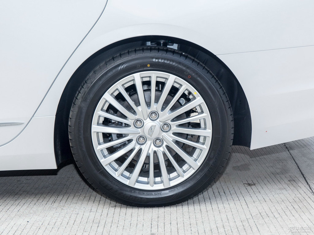 鉆白凱迪拉克CT6車身外觀圖片