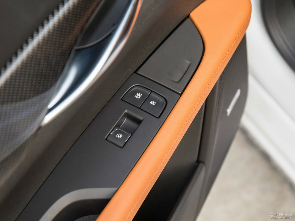 鉆白凱迪拉克CT6車廂內飾圖片