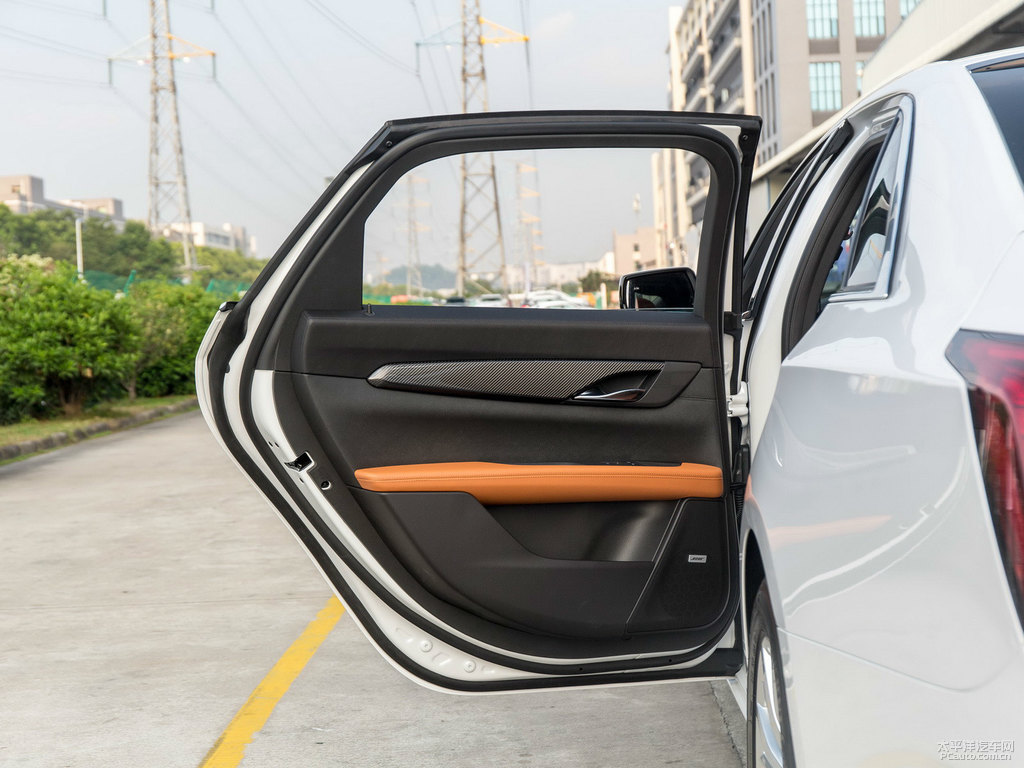鉆白凱迪拉克CT6車廂內(nèi)飾圖片
