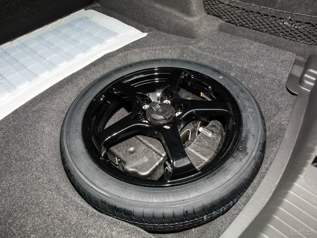鉆白凱迪拉克CT6后備廂空間圖片
